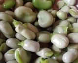 Foto del paso 1 de la receta: Ensalada de habas frescas, cebollas y chips de remolacha