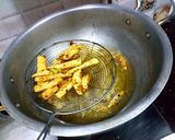 A picture of step 4 of Masala French fries.