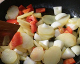 Foto del paso 3 de la receta: Patatas revueltas al salami picante