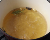 Foto del paso 1 de la receta: Peras escalfadas y especiadas con helado