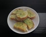 รูปขั้นตอนการทำที่ 4 ของ ขนมปังกระเทียม (Garlic bread)🥖