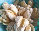 Foto langkah ke 3 dari resep Blooming Onion.