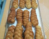 Foto langkah ke 6 dari resep Donat Kepang.