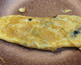 Foto del paso 5 de la receta: Tortilla de espinacas con pasas y queso