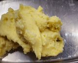 Foto del paso 7 de la receta: Pastel de papa con relleno de carne - con cebolla, morrón, aceituna, huevo duro y pasas de uva