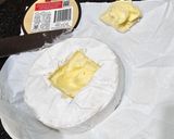 صورة لخطوة 2 من وصفة بف باستري بالنقانق وجبن البري Brie cheese بطريقة مختلفة