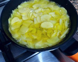 Foto del paso 5 de la receta: Tortilla de patatas con pulpo, cebolla y pimiento verde