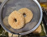 Foto langkah ke 5 dari resep Donut pisang wijen.