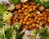 Foto del paso 4 de la receta Garbanzos en ensalada con sobrasada, butifarra y huevo