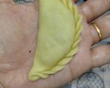 Gambar langkah 8 resipi Karipap Crunchy.