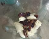 A picture of step 1 of Banana and dates shake😜💪.