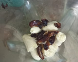 A picture of step 1 of Banana and dates shake😜💪.