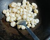 A picture of step 1 of Sweet Salty Makhana.