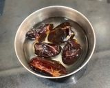 A picture of step 1 of Dates Milkshake.