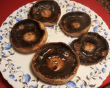 Foto del paso 9 de la receta: Champiñones rellenos de sofrito, y calabacines con aceite de ajos y pereji