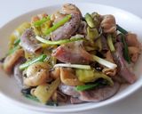 Hình bước làm 3 của món Lòng heo xào dưa cải chua