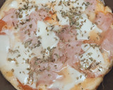 Foto del paso 3 de la receta: “Pizza” con base de tomate y huevo 🤩