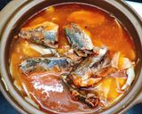 Hình bước làm 4 của món CÁ HỘP KHO MĂNG (món ngon dễ làm)