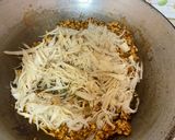 รูปขั้นตอนการทำที่ 3 ของ ผัดพริกแกงหน่อไม้ดองใส่อกไก่สับ