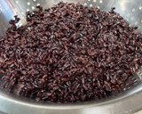 Foto del paso 2 de la receta: Ensalada templada de arroz negro venere con espinacas y gambas