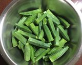 A picture of step 1 of Dahi Bhindi.