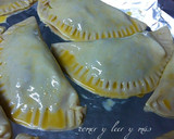 Foto del paso 7 de la receta: Empanadillas de cebolla caramelizada, bacalao y anchoas