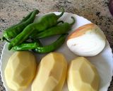 Foto del paso 1 de la receta: Tortilla de patatas con cebolla y pimientos verdes