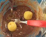 A picture of step 2 of Sattu chocolate ball.