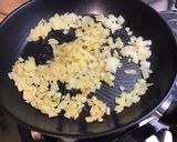 Une image de l'étape 4 de Filets de lieu noir aux oignons, poivrons et anis vert.