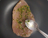 Foto del paso 1 de la receta: Atún rojo a la plancha con ajo y perejil