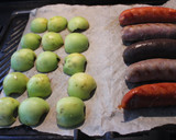 Foto del paso 4 de la receta: Chorizos varios al grill con manzanas