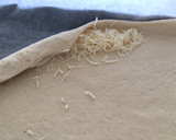 Foto del paso 3 de la receta: Pizza boloñesa con bordes de queso y masa casera
