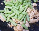รูปขั้นตอนการทำที่ 2 ของ อกไก่ผัดน้ำพริกตาแดง