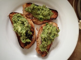 Tapas de aguacate y huevos volteados
