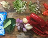 Foto langkah ke 1 dari resep Sup tom yam seafood(simple).