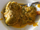 Pasta rellena con salsa de calabaza