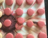 Foto langkah ke 19 dari resep Macaron - Red Velvet ft Tiramisu.