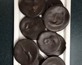 Foto del paso 5 de la receta: Alfajores de láminas de chocolate con manjar 🍫