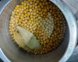 A picture of step 1 of Matar Ke Chole.