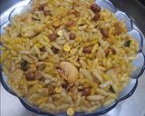 A picture of step 4 of Spicy garlic puffed rice mixture.