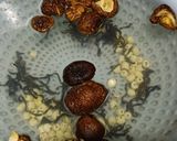 Hình bước làm 1 của món Đùi gà hấp ngũ sắc