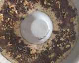 Foto del passaggio 4 della ricetta Ciambella alle noci e gocce di cioccolato
