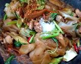 รูปขั้นตอนการทำที่ 3 ของ ก๋วยเตี๋ยวผัดขี้เมาไก่