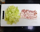 รูปขั้นตอนการทำที่ 1 ของ Cabbage & bacon Soup
