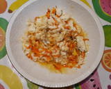 Foto del paso 3 de la receta: Huevos fritos con pétalos de caléndula. "Pon flores en tu boca"