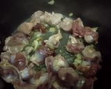 Foto del paso 2 de la receta: Mollejas de pollo al vino de pitarra