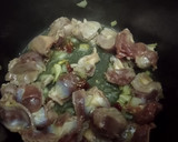 Foto del paso 2 de la receta: Mollejas de pollo al vino de pitarra