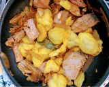 Foto del paso 4 de la receta: Atún encebollado con patatas al microondas