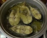 Foto langkah ke 4 dari resep Asem Asem Ikan Patin Kangkung.