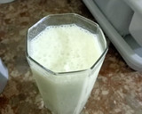 A picture of step 2 of Banana and dates shake😜💪.